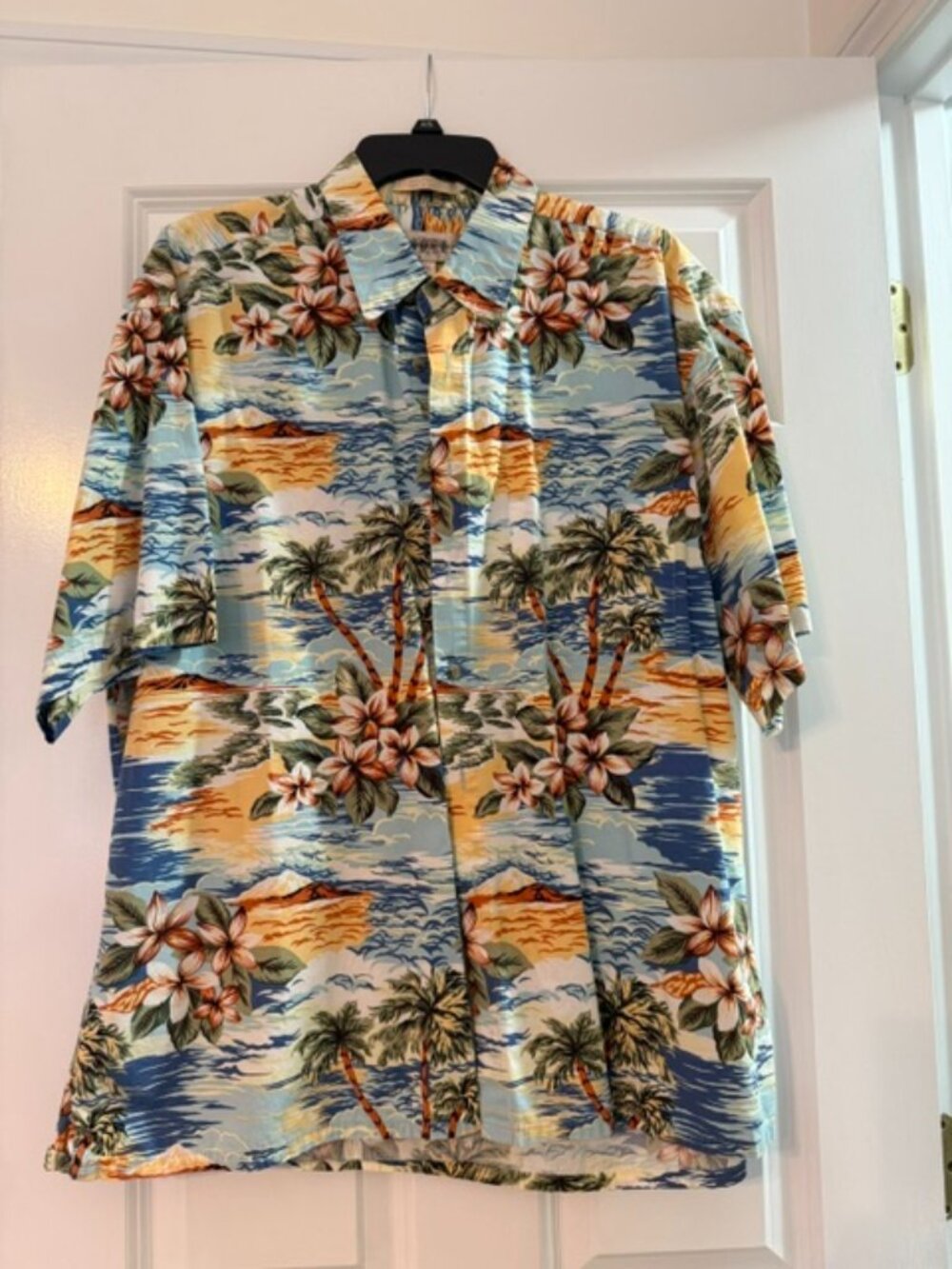 Men's XL vintage-style Hawaiian Aloha shirt featuring an all-over tropical print